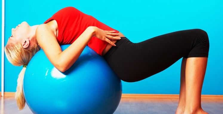 Beneficios de sentarse sobre un balón de fitness o fitball